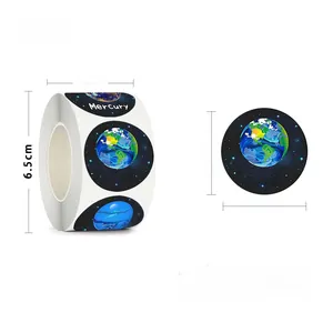 Dettaglio del rotolo di adesivi pianeti da 3,8cm con grafiche e dimensioni della taglia
