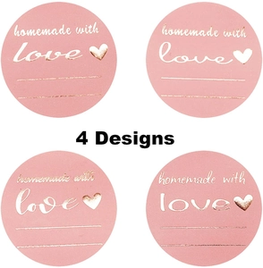 Dettaglio di 4 adesivi homemade with love con cuori dorati per confezioni regalo