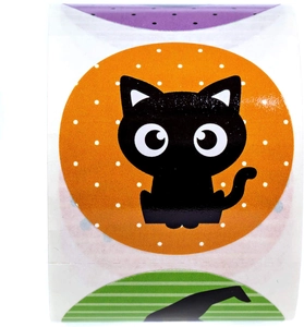 Primo piano di adesivi circolari di gatti di Halloween su rotolo con motivi a pois arancio
