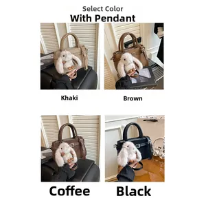 Sélection de mini-sacs chics en kaki, marron et noir avec des breloques de lapin