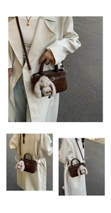 Détail du sac à main en cuir marron foncé avec boucle et breloque lapin en peluche