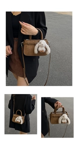 Sac à main en daim marron avec boucle vintage et breloque lapin en peluche blanche