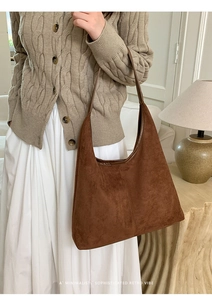 Détails du sac sous le bras marron mat avec coutures rétro et finition en daim doux