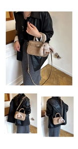 Détail du sac bandoulière en daim kaki avec boucle en métal et breloque lapin