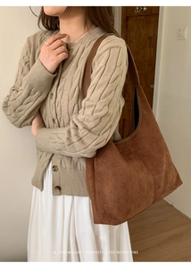 Vue détaillée du sac cabas en daim marron mat avec bandoulière large et couture rétro