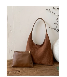 Détail du sac hobo en daim marron avec sa pochette intérieure zippée assortie