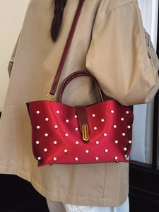Borsa a tracolla a cuore rosso metallizzato con perle bianche e manico