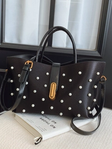 Borsa nera a forma di cuore alla moda con borchie di perle bianche e dettagli dorati
