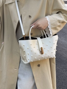 Borsa a mano bianca a cuore con perle e chiusura in bronzo effetto pelle elegante