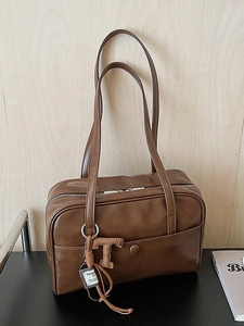 Vintage brown large capacity shoulder bag in soft leather with retro charm and chic T-pendant