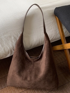 Grand sac hobo marron en daim au design minimaliste avec fine bandoulière d'épaule