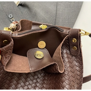 Vue détaillée de l'intérieur du sac tissé avec fermoir magnétique et dorures fines