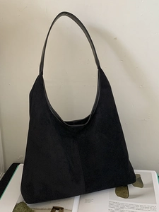 Sac hobo noir mat minimaliste avec large bandoulière et grande capacité de seau