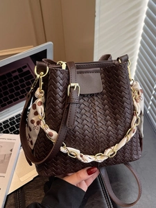 Sac seau tressé marron foncé avec chaîne en soie et bandoulière réglable élégante