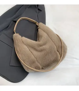 Détail du sac hobo en fausse fourrure pelucheuse avec forme de lune et bandoulière