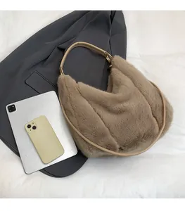 Sac hobo en fausse fourrure marron avec tablette et téléphone pour comparer la taille
