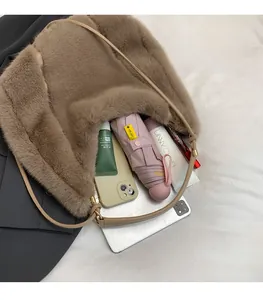Vue détaillée de la grande capacité du sac fourre-tout en fausse fourrure marron