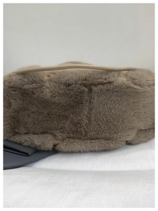 Détail d'un sac cabas en peluche marron clair montrant la texture douce de la fourrure