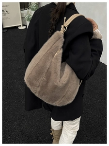 Détail du sac hobo en fausse fourrure marron avec bandoulière en cuir clair chic