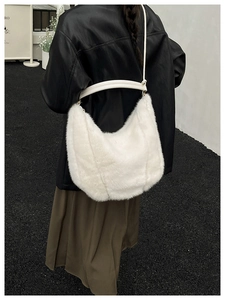 Détail du sac hobo en peluche blanche douce avec fine bandoulière sur modèle