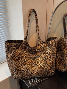 Retro large capacity leopard print tote bag with dual straps and front pocket