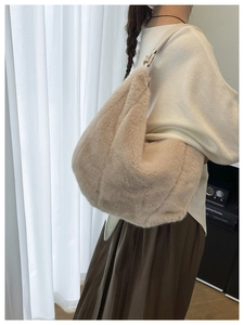 Détail du cabas en fausse fourrure pelucheuse beige avec bandoulière en cuir