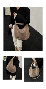 Détail d'un sac cabas en peluche marron doux avec bandoulière en cuir crème pour l'automne