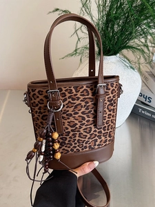 Women's Vintage Leopard Print PU Leather Bucket Bag Minimalist Shoulder Crossbody Bag With Wood Bead Tassel Handbag