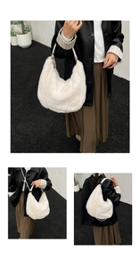 Détail du sac hobo en fausse fourrure blanche avec anse cuir et boucles dorées