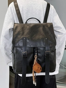 Zaino vintage classico in pelle sintetica nera con fibbie e ciondolo a forma di orso