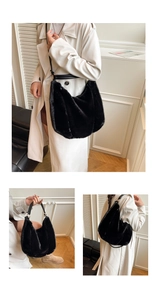 Détail du sac hobo en peluche noire avec bandoulière en cuir et boucle dorée d'automne