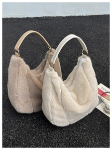 Gros plan de sacs cabas en fausse fourrure crème et kaki avec anneaux métalliques