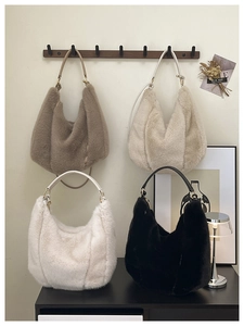 Détails de quatre sacs à main en peluche beige, café, noir et crème avec anses en cuir