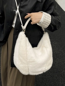 Sac hobo chic en fausse fourrure blanche avec fine bandoulière et détails dorés