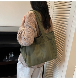 Détail du sac fourre-tout en velours côtelé vert armée à grande capacité et poches