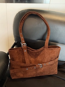 Grand sac cabas vintage en daim marron avec boucles métalliques pour un look rétro chic