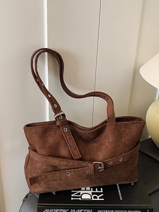 Sac fourre-tout rétro en daim marron foncé avec boucles décoratives de style vintage