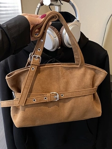 Sac fourre-tout rétro en daim marron avec boucle argentée et design de moto chic