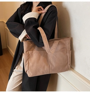 Vue détaillée d'un grand sac fourre-tout en velours côtelé avec poche latérale en kaki