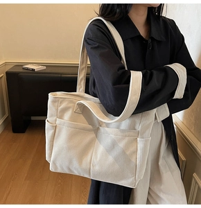 Détail du grand sac cabas en velours côtelé blanc cassé avec texture à rayures