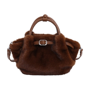 Braune flauschige Plüsch-Beuteltasche mit Ledergriffen und verstellbarem Gurtband