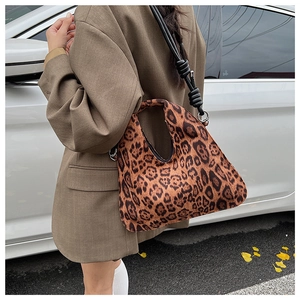 Streetstyle weergave van luipaardprint hobo tas met zwart touw schouderband