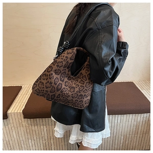 Detail van hobo tas met luipaardprint en zwarte geknoopte leren schouderband