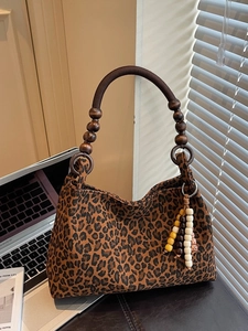 Vintage τσάντα tote με λεοπάρ σχέδιο, ξύλινη λαβή και κομψό boho διακοσμητικό φούντα