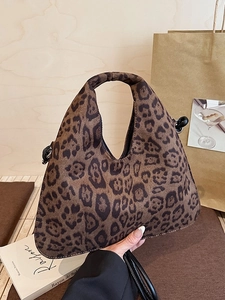 Vintage handtas met luipaardprint van suède en gebogen handvat voor herfst winter 2025