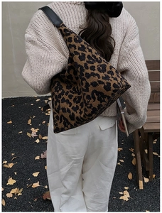 Detail der gewebten Totebag mit Leopardenmuster und hochwertigem schwarzem Lederriemen
