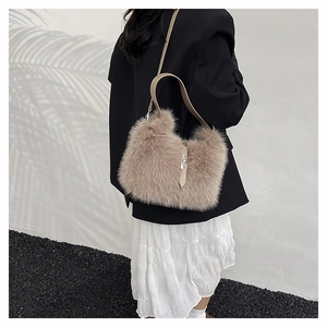 Detail der weichen beigen Plüschtextur der Handtasche mit Lederriemen für den Winterstil