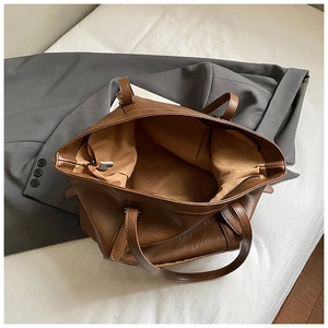 Intérieur spacieux du sac cabas vintage marron foncé avec poche zippée et doublure