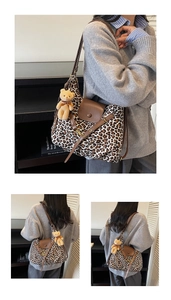 Detail der Leopard-Tasche mit braunem Lederbesatz und einem süßen Plüschbären-Anhänger
