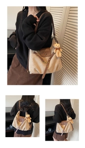 Detail der Vintage-Canvas-Tasche mit Lederbesatz und braunem Teddybär-Anhänger